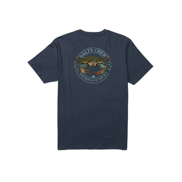 Camiseta azul marino Salty Crew Jimmy SS Tee vista trasera con estampado gráfico grande de cangrejo y lema Find Refuge in the Sea.