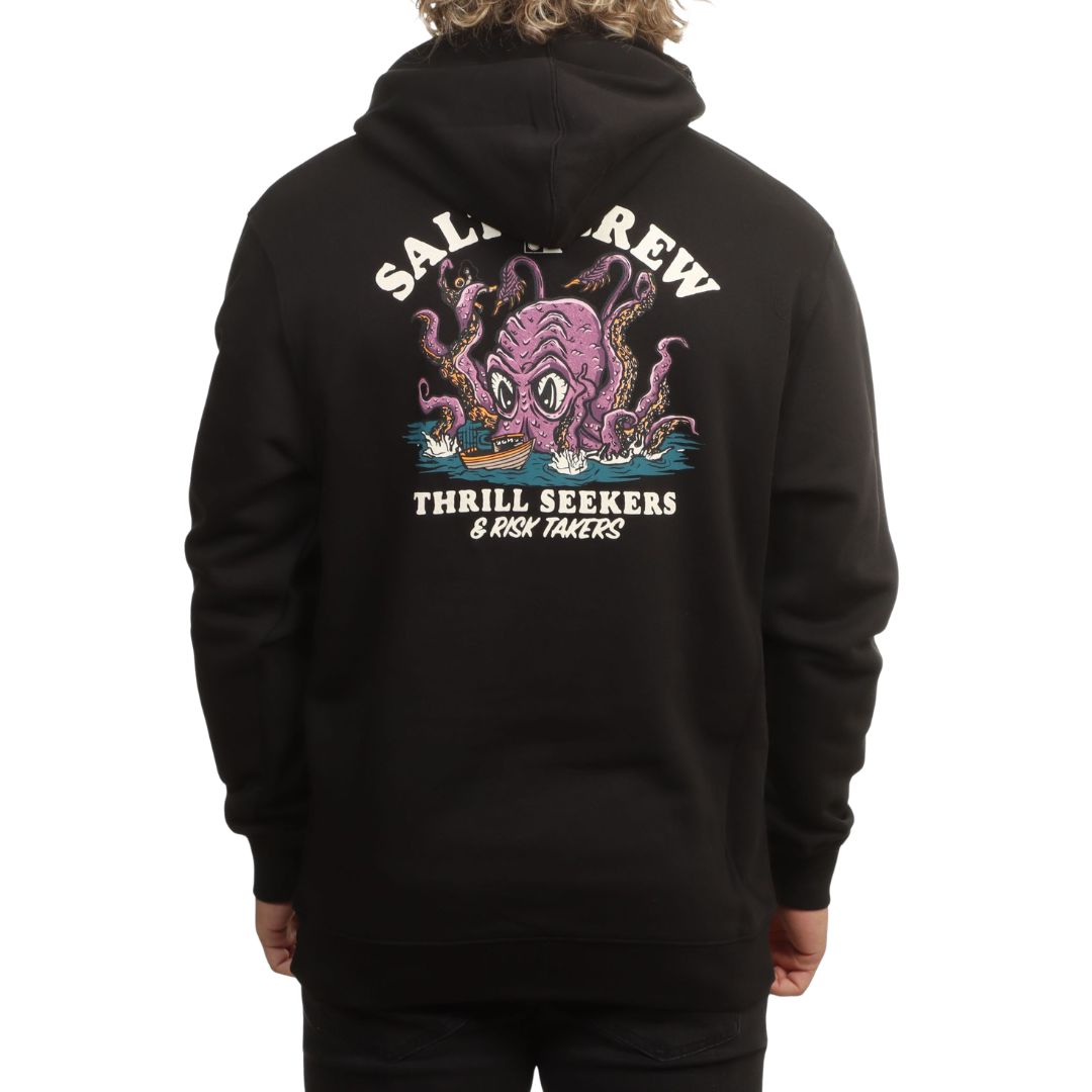 Modelo de espaldas con la sudadera Salty Crew Kraken Monster en negro, luciendo el estampado completo del kraken atacando un barco junto al texto Thrill Seekers & Risk Takers.
