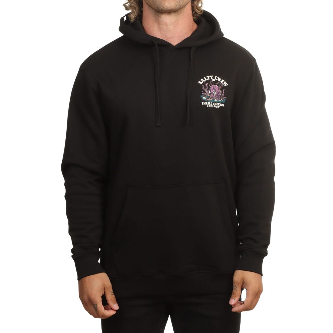 Modelo de frente con la sudadera Salty Crew Kraken Monster en negro, capucha con cordón, bolsillo canguro y el gráfico del kraken serigrafiado en el pecho junto al logo Salty Crew.