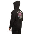 Modelo visto de espaldas en ángulo lateral con la sudadera Salty Crew Kraken Monster en negro, mostrando el gráfico del kraken y el texto Thrill Seekers & Risk Takers en la espalda.