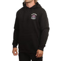 Modelo con la sudadera Salty Crew Kraken Monster en negro, capucha con cordón ajustable, manos en el bolsillo canguro y el gráfico del kraken serigrafiado en el pecho.