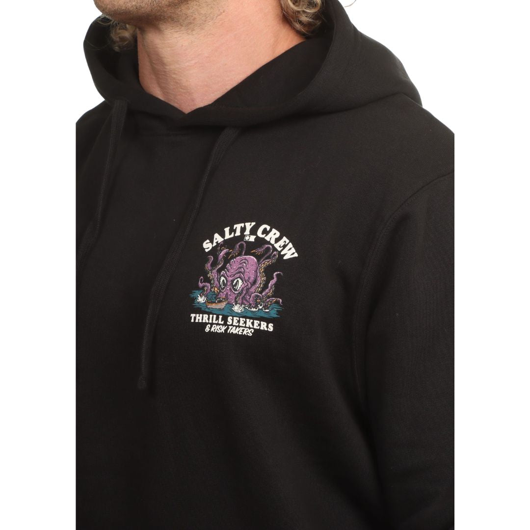 Primer plano de la capucha puesta de la sudadera Salty Crew Kraken Monster en negro, con el estampado del kraken y el texto Salty Crew serigrafiados junto al cuello.