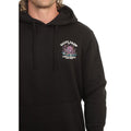 Primer plano del cuello con la capucha baja de la sudadera Salty Crew Kraken Monster en negro, mostrando el estampado del kraken serigrafiado en el pecho y el cordón ajustable.