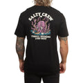 Modelo visto de espaldas con la camiseta Salty Crew Kraken Monster en negro, luciendo el estampado completo del kraken atacando un barco y el texto Thrill Seekers & Risk Takers.