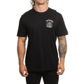 Modelo de frente con la camiseta Salty Crew Kraken Monster en negro, mostrando el gráfico reducido del kraken y el texto Salty Crew serigrafiado en el pecho izquierdo.