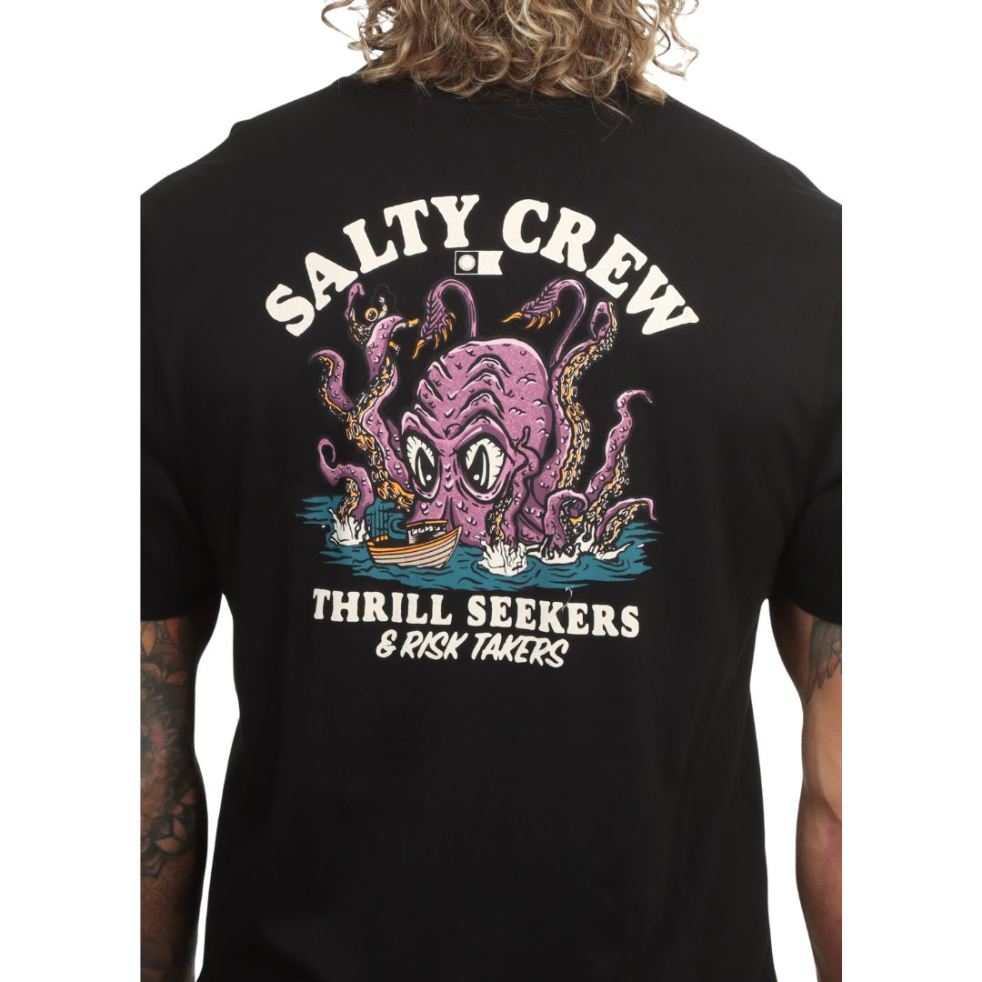 Primer plano de la espalda de la camiseta Salty Crew Kraken Monster en negro, mostrando el estampado del kraken atacando un barco y el texto Thrill Seekers & Risk Takers.