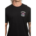 Primer plano del pecho de la camiseta Salty Crew Kraken Monster en negro, con el gráfico del kraken y el texto Thrill Seekers & Risk Takers bajo el cuello redondo.