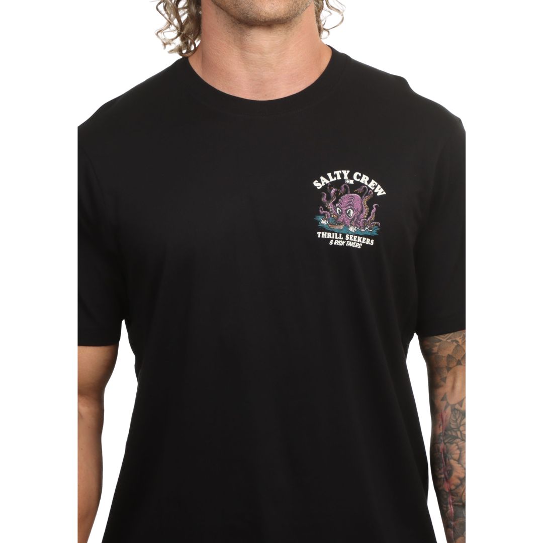 Primer plano del pecho de la camiseta Salty Crew Kraken Monster en negro, con el gráfico del kraken y el texto Thrill Seekers & Risk Takers bajo el cuello redondo.