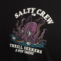Detalle en primer plano del estampado de la camiseta Salty Crew Kraken Monster en negro, con el kraken morado atacando un barco y los textos Salty Crew y Thrill Seekers & Risk Takers.