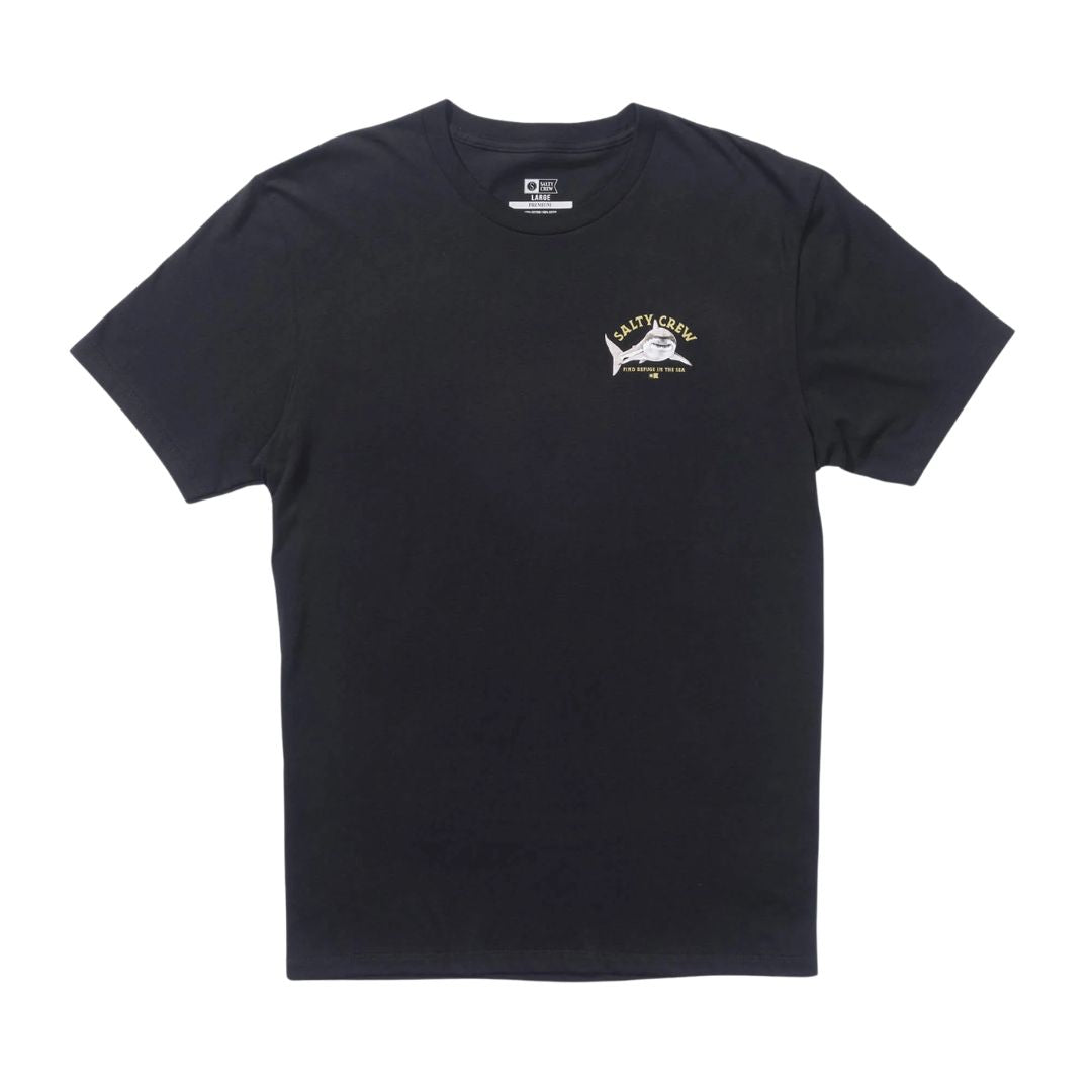 Camiseta Salty Crew Lurking S/S Tee color negro vista frontal, camiseta de manga corta con pequeño gráfico de tiburón y logo Salty Crew en el pecho.