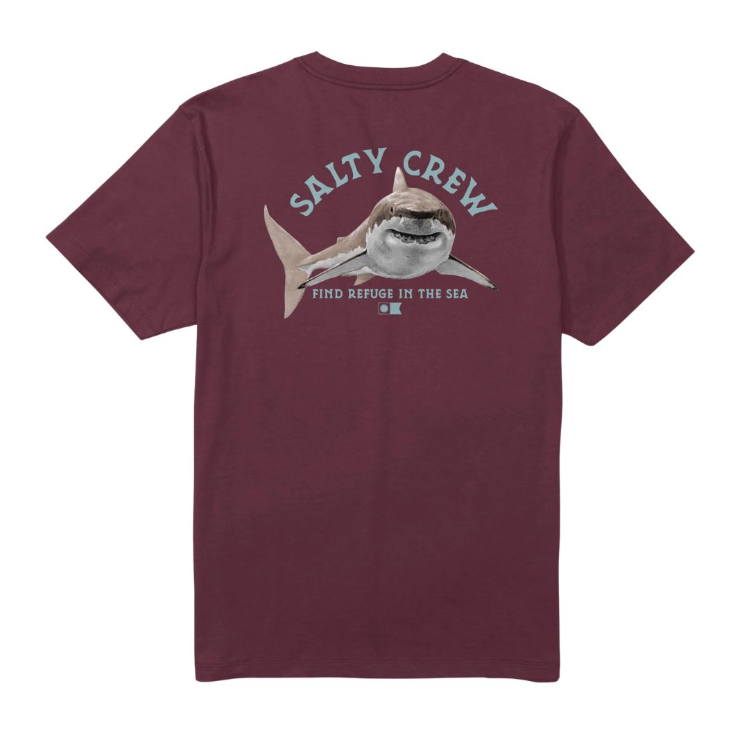 Camiseta Salty Crew Lurking S/S Tee color burgundy vista trasera con ilustración grande de tiburón y logo Salty Crew inspirado en la cultura de pesca.