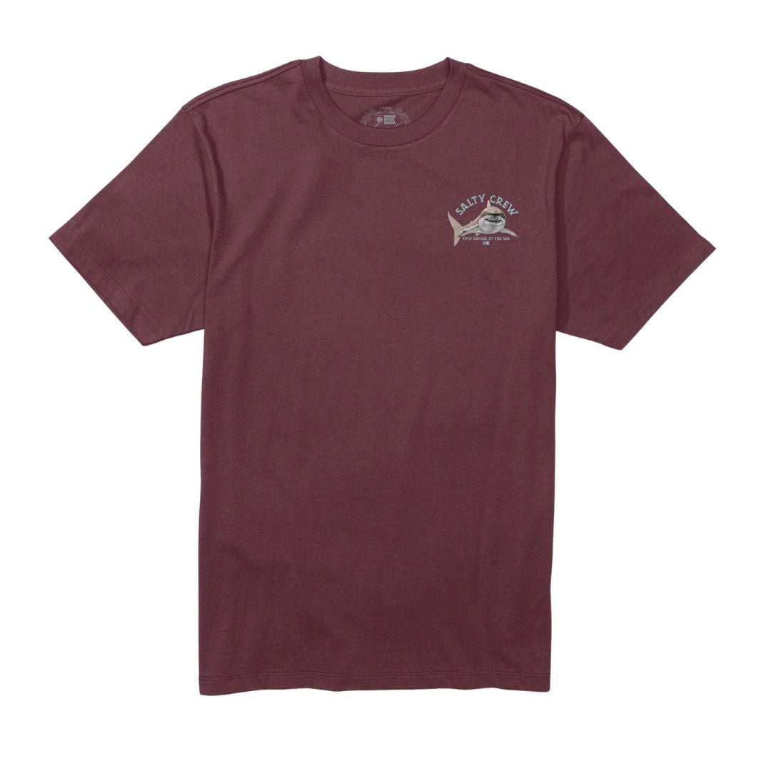 Camiseta Salty Crew Lurking S/S Tee color burgundy vista frontal con pequeño gráfico de tiburón y logo Salty Crew en el pecho.