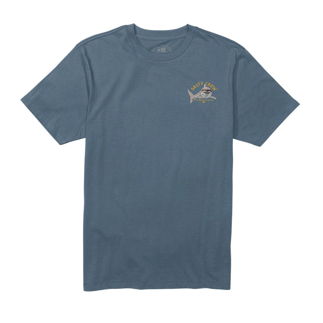 Camiseta Salty Crew Lurking S/S Tee color slate azul grisáceo vista frontal con pequeño gráfico de tiburón y logo Salty Crew en el pecho.