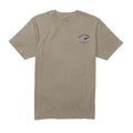 Camiseta Salty Crew Lurking SS Tee Twig, vista frontal, con logotipo discreto de tiburón en el pecho.
