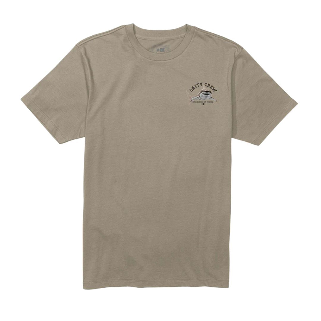 Camiseta Salty Crew Lurking SS Tee Twig, vista frontal, con logotipo discreto de tiburón en el pecho.