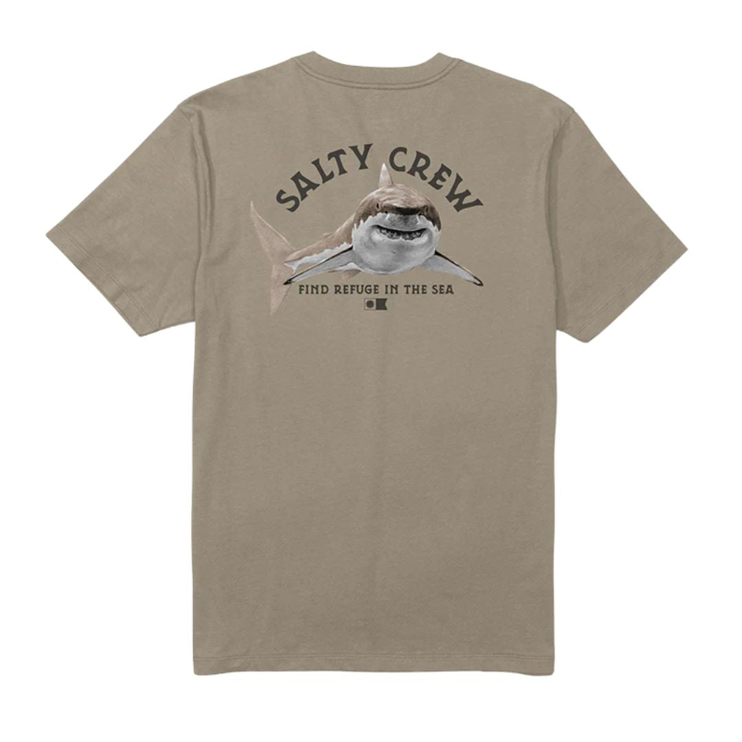 Camiseta Salty Crew Lurking SS Tee Twig, vista trasera, con gráfico grande de tiburón y texto "Find Refuge in the Sea".