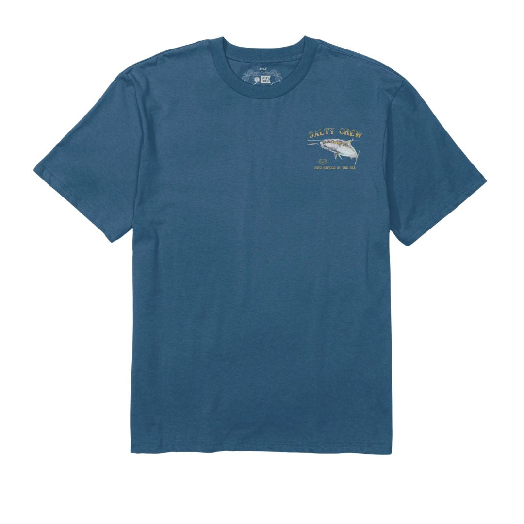 Camiseta Salty Crew Surface Classic S/S Tee color cast blue vista frontal, camiseta de manga corta con pequeño gráfico de pez y logo Salty Crew en el pecho.