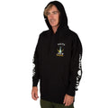 Modelo con la sudadera Salty Crew Tailed en negro, forro polar con capucha, vista lateral que muestra el gráfico del marlín en el pecho y el logo Salty Crew en la manga.