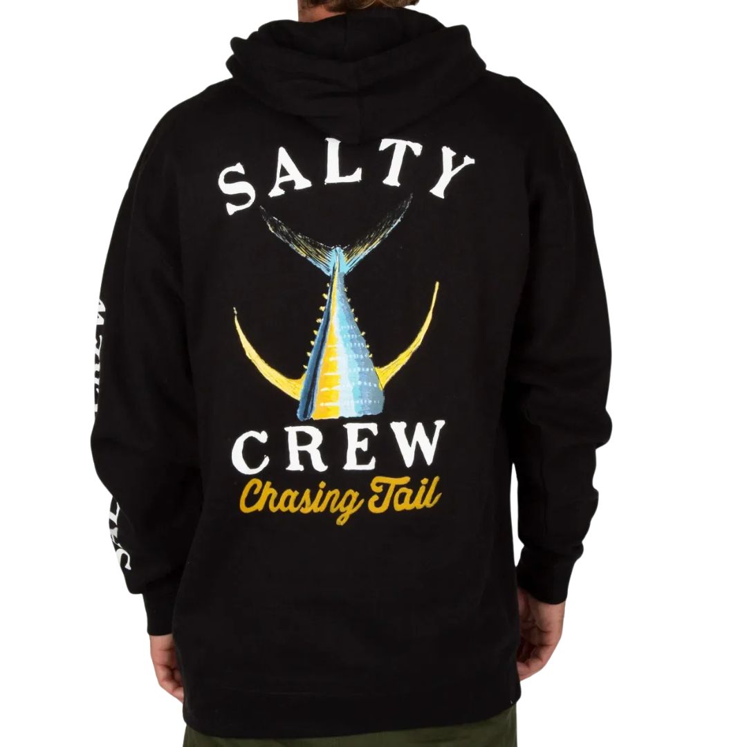 Modelo visto de espaldas con la sudadera Salty Crew Tailed en negro, mostrando la ilustración completa del marlín y el texto Chasing Tail serigrafiado en la espalda.