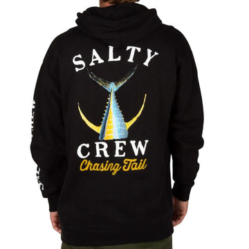 Modelo visto de espaldas con la sudadera Salty Crew Tailed en negro, mostrando la ilustración completa del marlín y el texto Chasing Tail serigrafiado en la espalda.