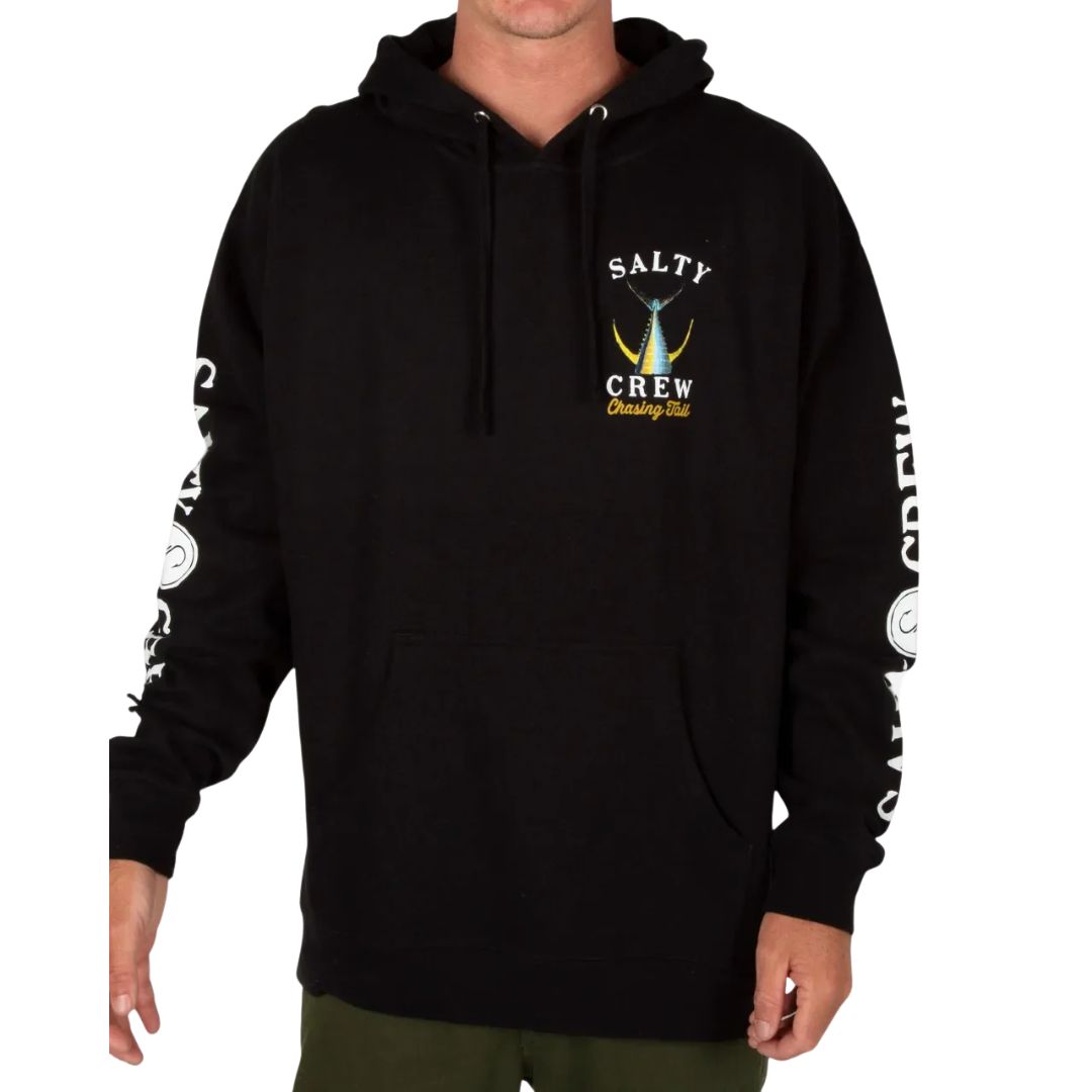 Modelo de frente con la sudadera Salty Crew Tailed en negro, bolsillo canguro delantero, capucha con cordón ajustable y el gráfico del marlín serigrafiado en el pecho.
