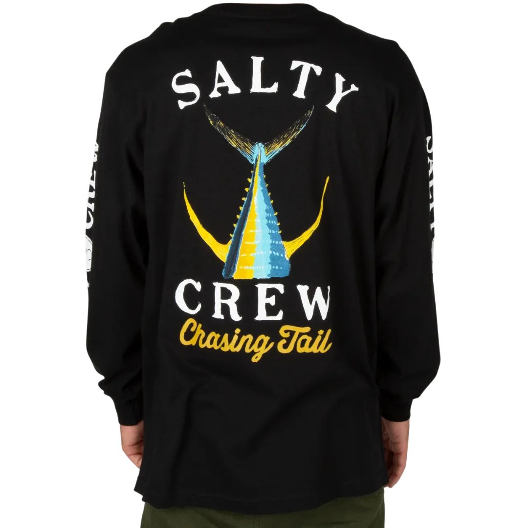 Modelo visto de espaldas con la camiseta de manga larga Salty Crew Tailed en negro, luciendo el estampado del marlín y el texto Chasing Tail en el centro de la espalda.