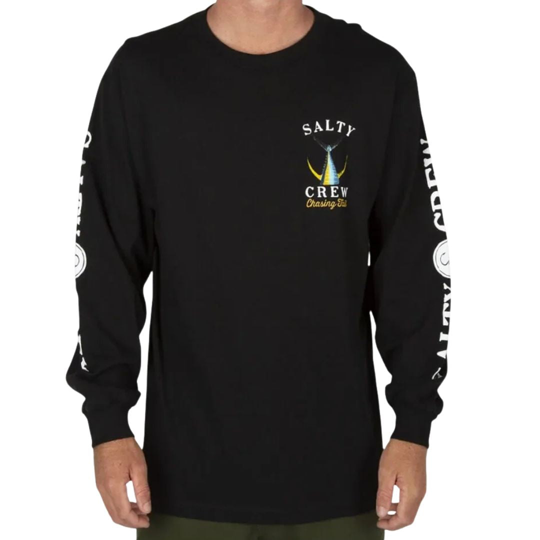 Modelo de frente con la camiseta de manga larga Salty Crew Tailed en negro, mostrando el gráfico del marlín en el pecho y el logo Salty Crew serigrafiado en la manga.