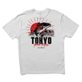 Camiseta Salty Crew Tokyo Urban Angler en color blanco con diseño gráfico en la espalda de un pez koi saltando sobre el skyline de Tokio, sol naciente rojo y tipografía de estilo japonés.