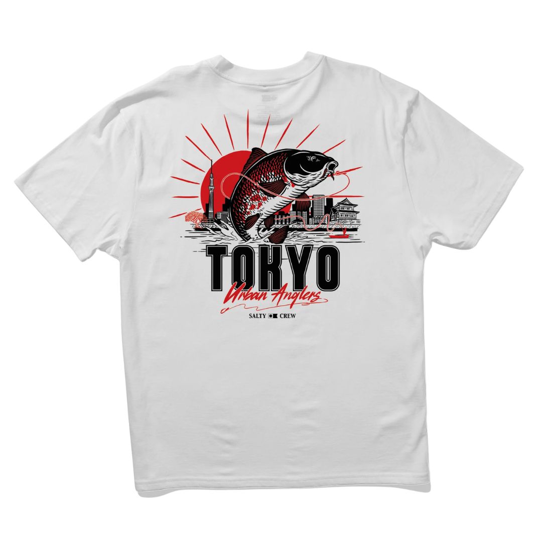 Camiseta Salty Crew Tokyo Urban Angler en color blanco con diseño gráfico en la espalda de un pez koi saltando sobre el skyline de Tokio, sol naciente rojo y tipografía de estilo japonés.