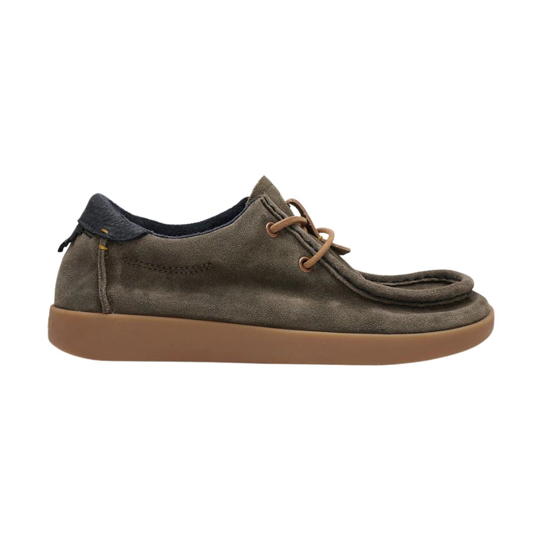 Vista lateral de los mocasines Satorisan Kwahu Winter Suede en serraje Deep Khaki con suela marrón y detalles cosidos a mano.