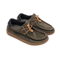 Mocasines Satorisan Kwahu Winter Suede Deep Khaki en serraje verde caqui oscuro, vista en ángulo.