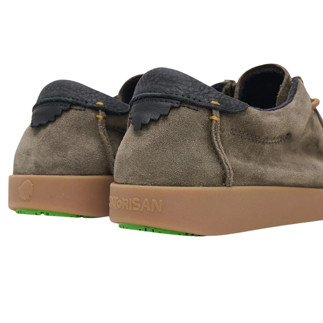 Detalle del talón de los mocasines Satorisan Kwahu Winter Suede Deep Khaki con refuerzos en piel negra y suela marrón.
