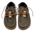 Vista superior de los mocasines Satorisan Kwahu Winter Suede en serraje color Deep Khaki con cordones de piel natural.