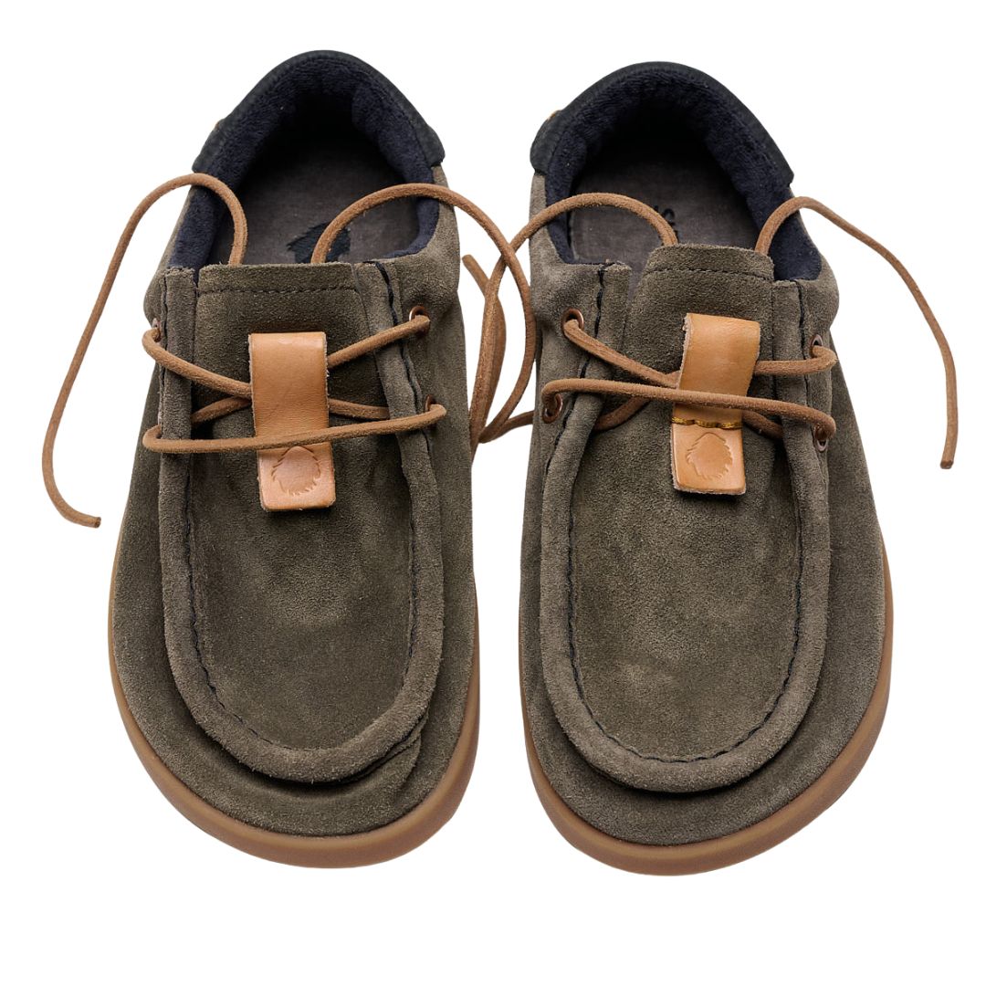 Vista superior de los mocasines Satorisan Kwahu Winter Suede en serraje color Deep Khaki con cordones de piel natural.