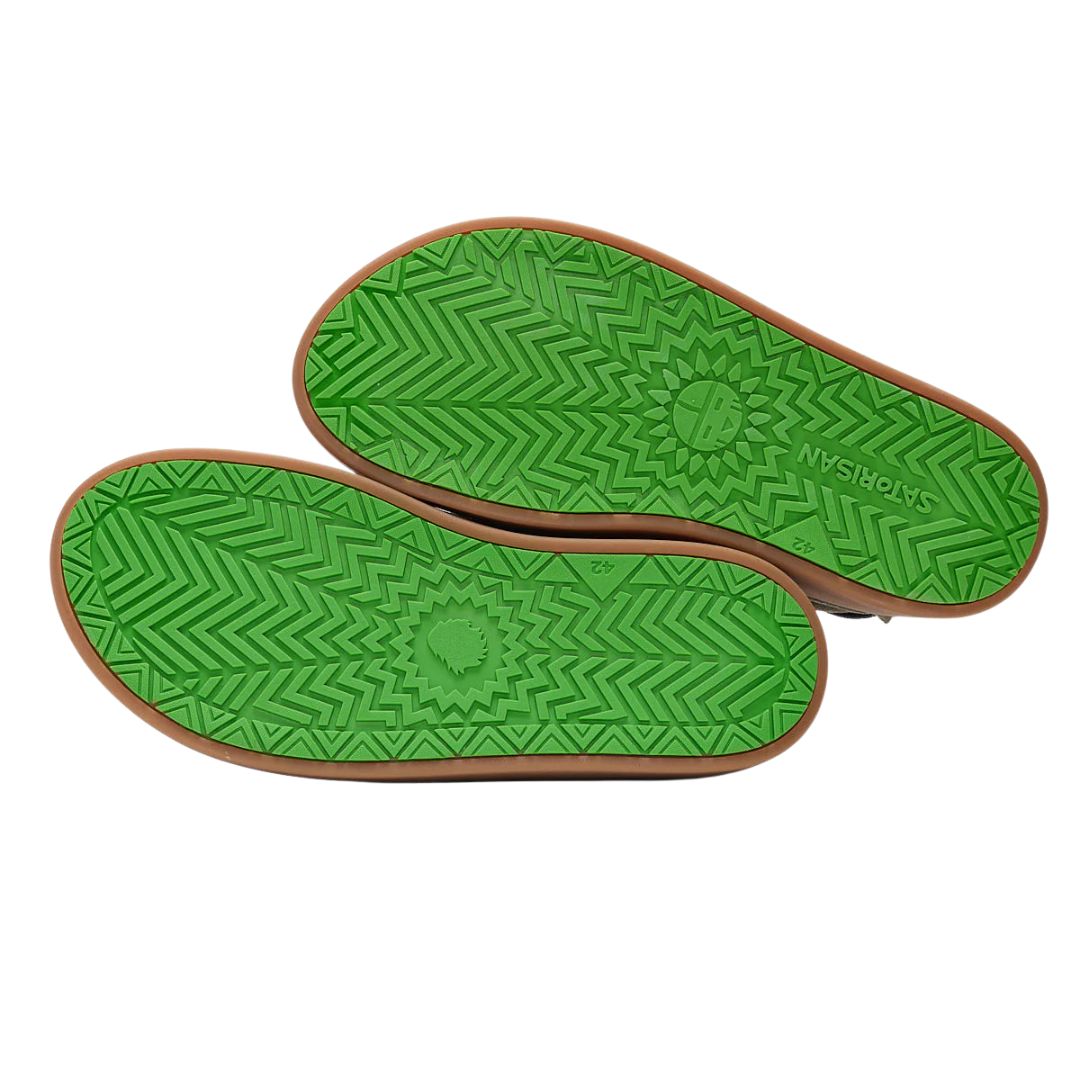 Suela exterior verde de los mocasines Satorisan Kwahu Winter Suede Deep Khaki con dibujo en espiga antideslizante.