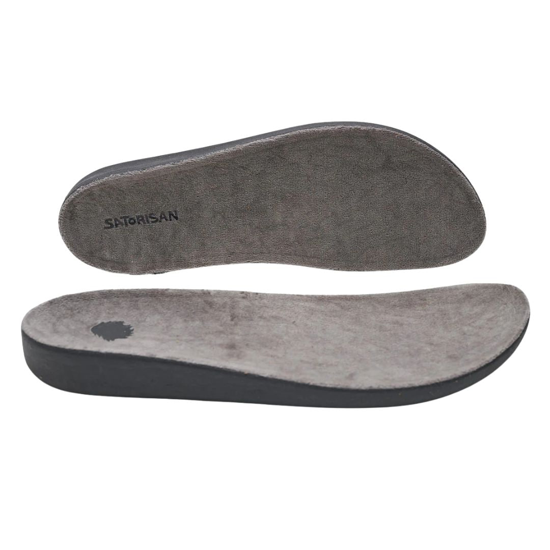 Plantillas extraíbles de los mocasines Satorisan Kwahu Winter Suede en color Deep Khaki con forro gris aterciopelado.