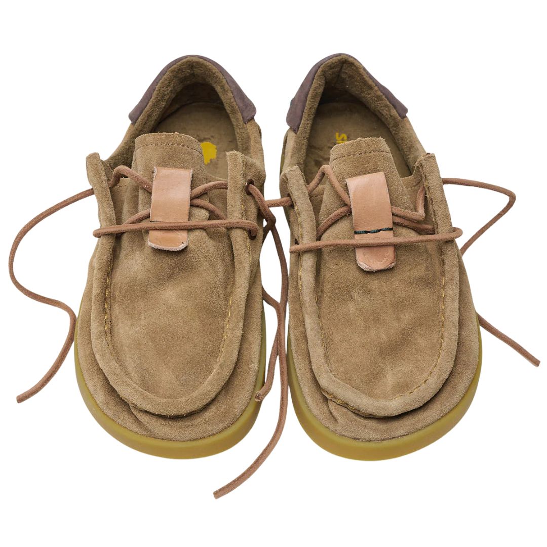 Vista superior de los mocasines Satorisan Kwahu Winter Suede en serraje color Faded Chestnut con cordones de piel natural.