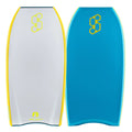 Tabla de bodyboard Science Pipe Stringer colorway Aqua/White, vista frontal de deck azul aqua con logo Science dorado y slick blanco grisáceo con cantos amarillo limón, indicador F9 y firma Mike Stewart.