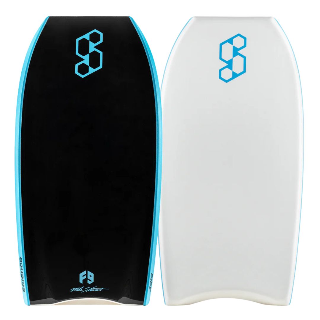 Tabla de bodyboard Science Pipe Stringer colorway White/Black, vista frontal de deck negro con logo Science azul cyan y slick blanco con cantos azul cyan, indicador F9 y firma Mike Stewart.