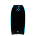 Tabla de bodyboard Science Pipe Stringer White/Black, vista frontal del slick blanco con logo Science azul cyan y cantos azul cyan, cola crescent tail con detalle blanco.