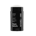 Detalle frontal protector solar stick Seventy One Percent SPF50+ envase negro resistente al agua.