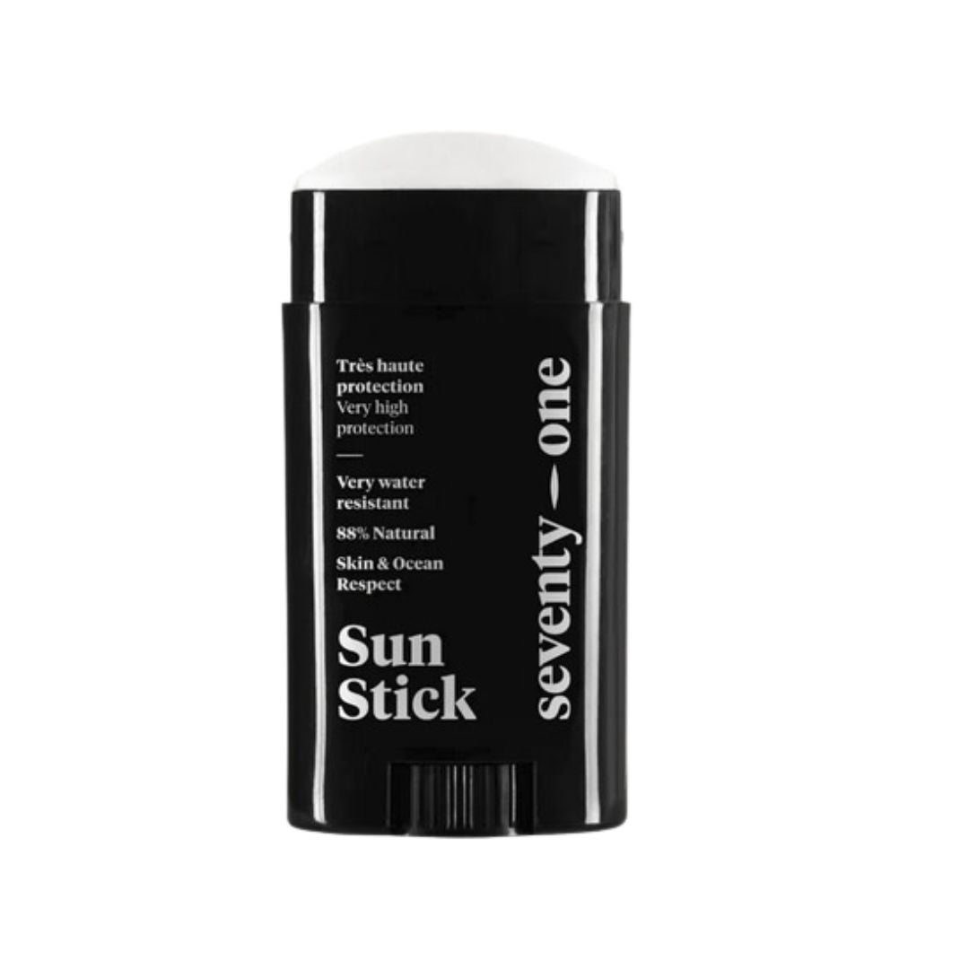 Detalle frontal protector solar stick Seventy One Percent SPF50+ envase negro resistente al agua.