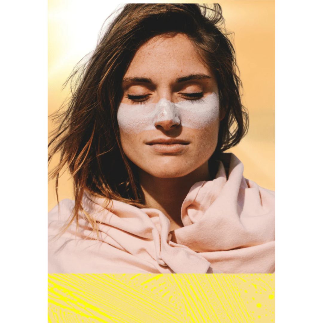 Mujer con protector solar blanco en rostro usando sun stick SPF50+ Seventy One Percent en exterior.