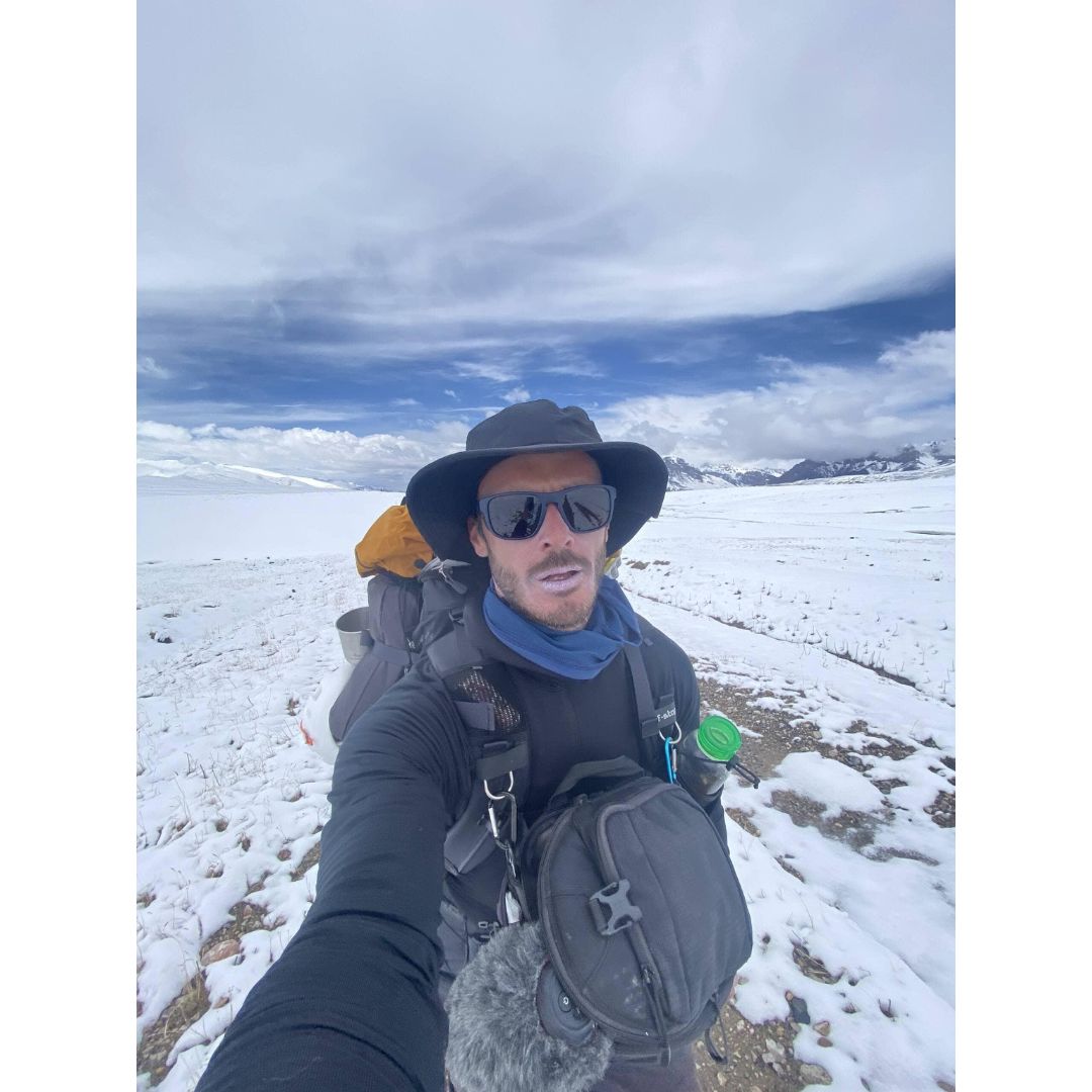 Hombre en montaña nevada con protección solar en rostro usando sun stick SPF50+ Seventy One Percent en condiciones extremas.