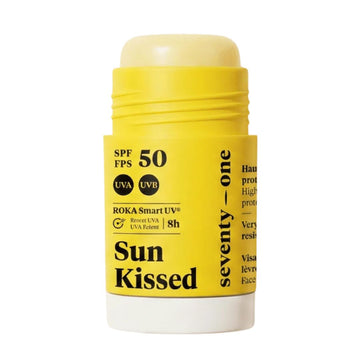 Detalle protector solar en stick SunKissed SPF50 Invisible Seventy One Percent textura transparente sin residuo blanco