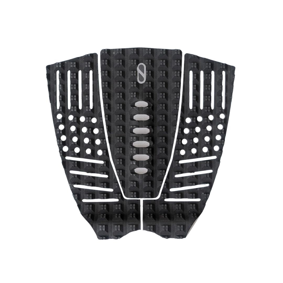 Vista frontal del grip de surf Slater Designs 3 Piece Arch Traction Pad negro y gris, con logo gris central, recortes circulares y paralelos, textura cuadrada y construcción de 3 piezas simétricas.