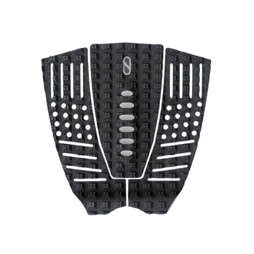 Vista frontal del grip de surf Slater Designs 3 Piece Arch Traction Pad negro y gris, con logo gris central, recortes circulares y paralelos, textura cuadrada y construcción de 3 piezas simétricas.