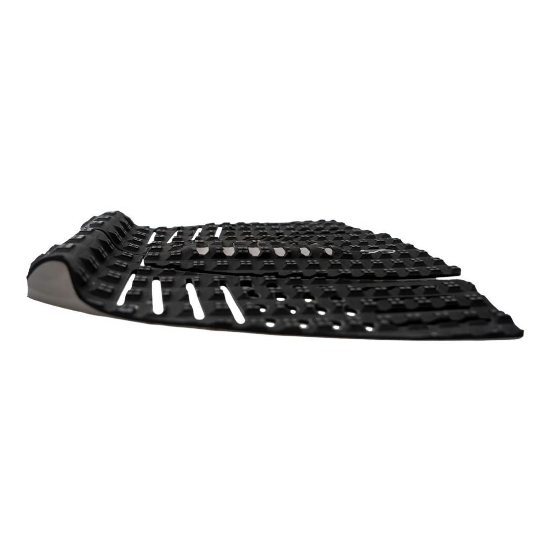 Grip Slater Designs 3 Piece Arch Traction Pad negro y gris, vista lateral que muestra la altura del kick tail, el arco central y el perfil de la espuma ecológica BLOOM de biomasa de algas.