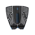 Vista frontal del grip de surf trasero Slater Designs 5 Piece Action Pad negro y azul, arco bajo central azul con ranura, recortes circulares en piezas laterales, textura de diamante y logo azul.