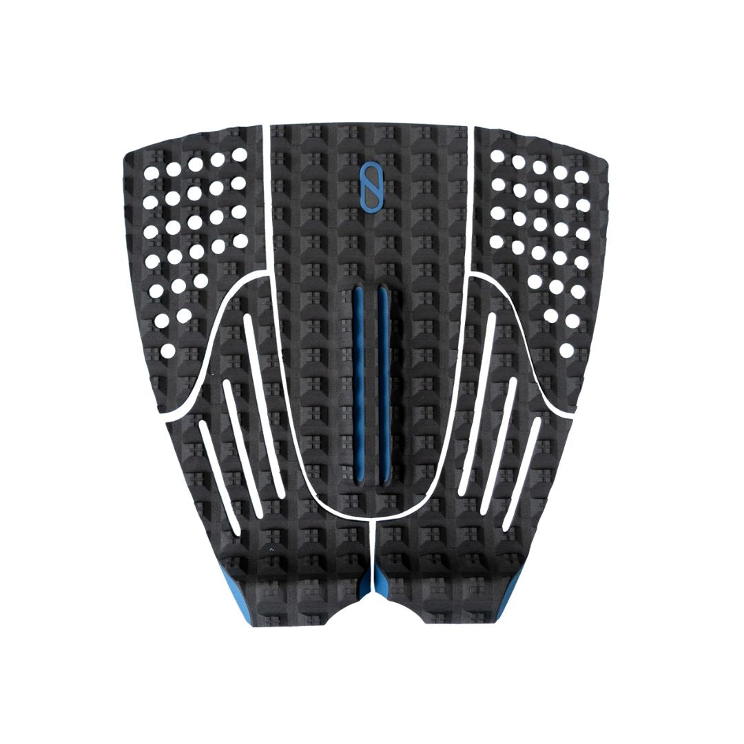 Vista frontal del grip de surf trasero Slater Designs 5 Piece Action Pad negro y azul, arco bajo central azul con ranura, recortes circulares en piezas laterales, textura de diamante y logo azul.